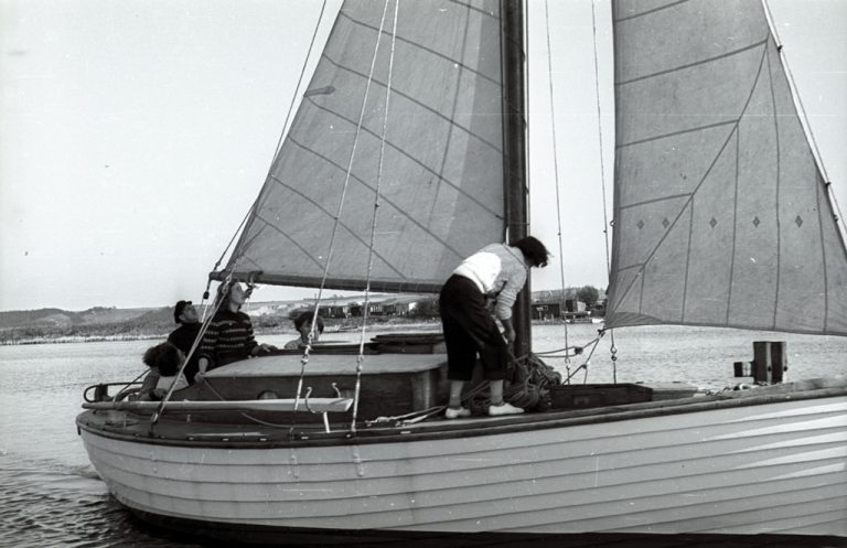 Mädchenbesatzung mit Esther auf Randers Fjord 1952.