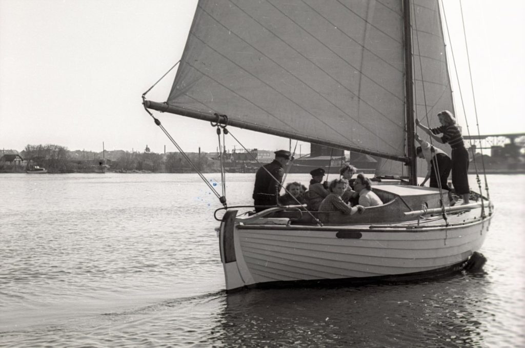 Mädchenbesatzung auf Randers Fjord 1952.