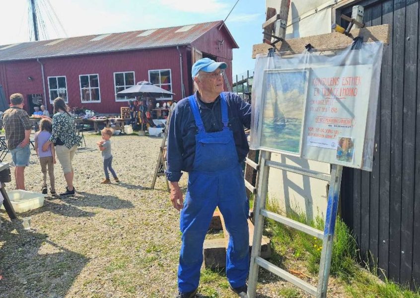 Der Vorsitzende informiert neugierige Besucher gerne über Esther-Johanne und das Renovierungsprojekt. Juni 2025.