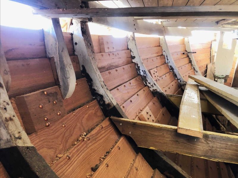 Die originalen Spanten, neue Planken/Rang und Hunderte von Kupferklinkern. Oktober 2025.